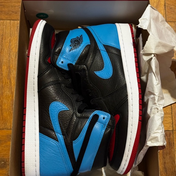 Nike Air Jordan 1 High OG in Red and Black - Picture 1 of 4